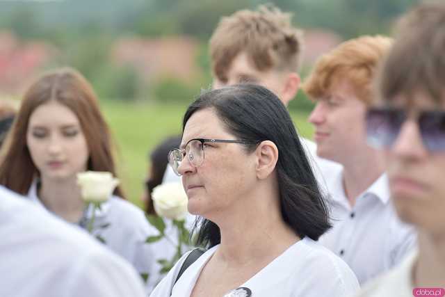 [WIDEO/FOTO] Jeżeli tracimy o nich pamięć, to odbieramy sens ich cierpienia. Biały Marsz przeszedł do Muzeum Gross-Rosen