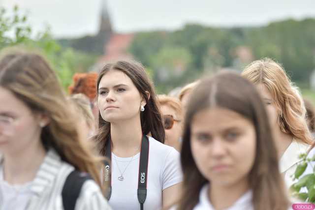 [WIDEO/FOTO] Jeżeli tracimy o nich pamięć, to odbieramy sens ich cierpienia. Biały Marsz przeszedł do Muzeum Gross-Rosen