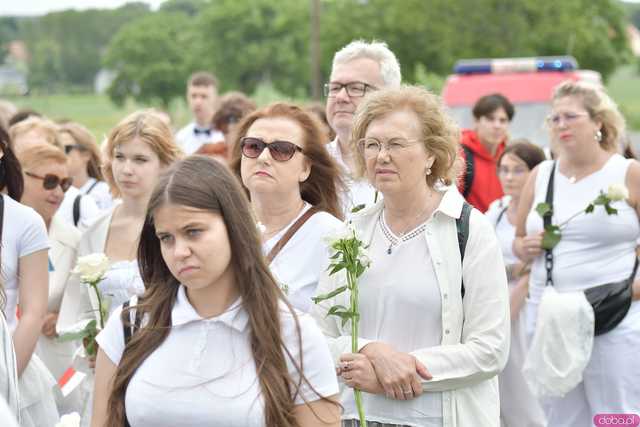 [WIDEO/FOTO] Jeżeli tracimy o nich pamięć, to odbieramy sens ich cierpienia. Biały Marsz przeszedł do Muzeum Gross-Rosen