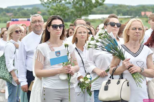 [WIDEO/FOTO] Jeżeli tracimy o nich pamięć, to odbieramy sens ich cierpienia. Biały Marsz przeszedł do Muzeum Gross-Rosen