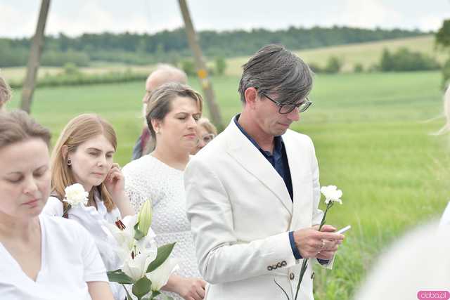 [WIDEO/FOTO] Jeżeli tracimy o nich pamięć, to odbieramy sens ich cierpienia. Biały Marsz przeszedł do Muzeum Gross-Rosen