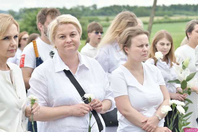 [WIDEO/FOTO] Jeżeli tracimy o nich pamięć, to odbieramy sens ich cierpienia. Biały Marsz przeszedł do Muzeum Gross-Rosen