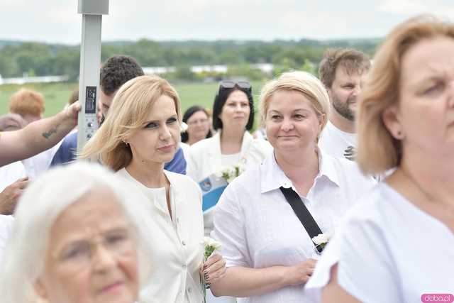 [WIDEO/FOTO] Jeżeli tracimy o nich pamięć, to odbieramy sens ich cierpienia. Biały Marsz przeszedł do Muzeum Gross-Rosen