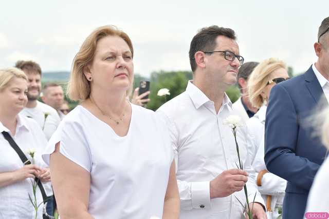 [WIDEO/FOTO] Jeżeli tracimy o nich pamięć, to odbieramy sens ich cierpienia. Biały Marsz przeszedł do Muzeum Gross-Rosen