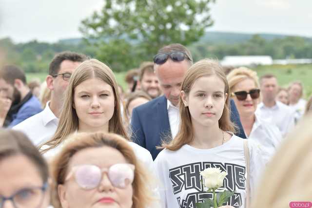 [WIDEO/FOTO] Jeżeli tracimy o nich pamięć, to odbieramy sens ich cierpienia. Biały Marsz przeszedł do Muzeum Gross-Rosen