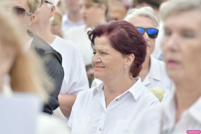 [WIDEO/FOTO] Jeżeli tracimy o nich pamięć, to odbieramy sens ich cierpienia. Biały Marsz przeszedł do Muzeum Gross-Rosen