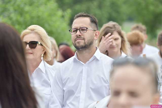 [WIDEO/FOTO] Jeżeli tracimy o nich pamięć, to odbieramy sens ich cierpienia. Biały Marsz przeszedł do Muzeum Gross-Rosen