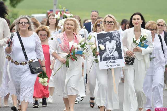 [WIDEO/FOTO] Jeżeli tracimy o nich pamięć, to odbieramy sens ich cierpienia. Biały Marsz przeszedł do Muzeum Gross-Rosen