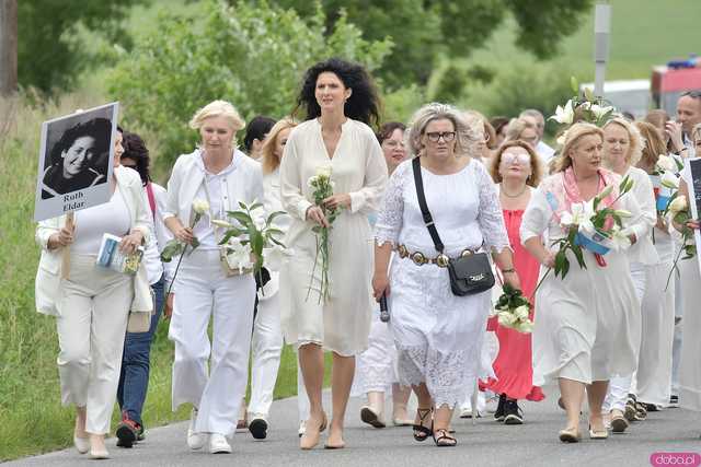 [WIDEO/FOTO] Jeżeli tracimy o nich pamięć, to odbieramy sens ich cierpienia. Biały Marsz przeszedł do Muzeum Gross-Rosen