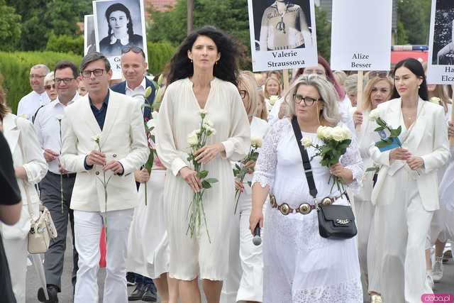 [WIDEO/FOTO] Jeżeli tracimy o nich pamięć, to odbieramy sens ich cierpienia. Biały Marsz przeszedł do Muzeum Gross-Rosen