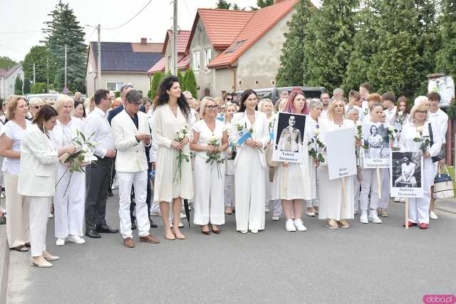 [WIDEO/FOTO] Jeżeli tracimy o nich pamięć, to odbieramy sens ich cierpienia. Biały Marsz przeszedł do Muzeum Gross-Rosen