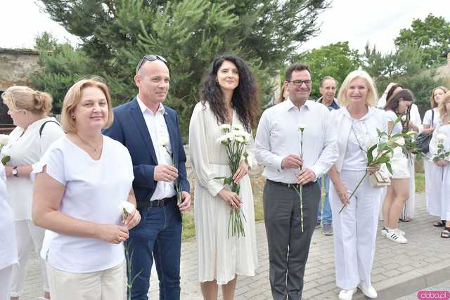 [WIDEO/FOTO] Jeżeli tracimy o nich pamięć, to odbieramy sens ich cierpienia. Biały Marsz przeszedł do Muzeum Gross-Rosen