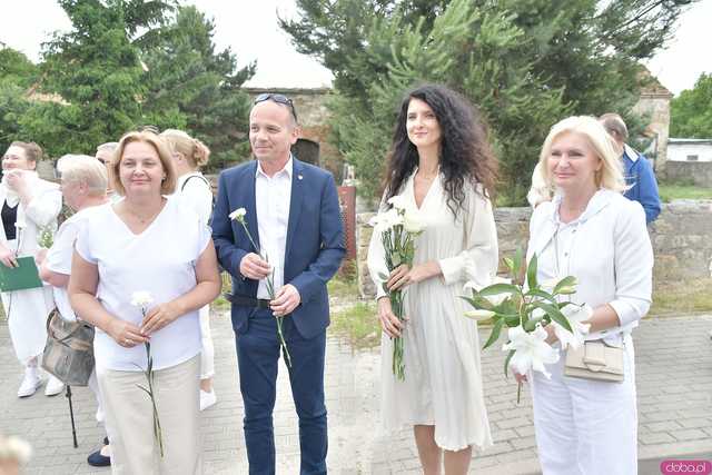 [WIDEO/FOTO] Jeżeli tracimy o nich pamięć, to odbieramy sens ich cierpienia. Biały Marsz przeszedł do Muzeum Gross-Rosen