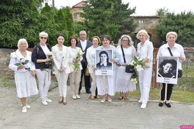 [WIDEO/FOTO] Jeżeli tracimy o nich pamięć, to odbieramy sens ich cierpienia. Biały Marsz przeszedł do Muzeum Gross-Rosen