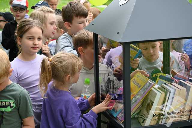 [FOTO] Nowa biblioteczka plenerowa stanęła na osiedlu Zawiszów. Jakiego patrona wybrano?