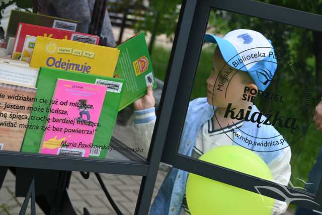 [FOTO] Nowa biblioteczka plenerowa stanęła na osiedlu Zawiszów. Jakiego patrona wybrano?