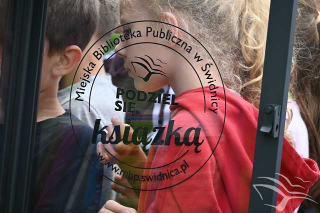 [FOTO] Nowa biblioteczka plenerowa stanęła na osiedlu Zawiszów. Jakiego patrona wybrano?
