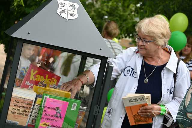 [FOTO] Nowa biblioteczka plenerowa stanęła na osiedlu Zawiszów. Jakiego patrona wybrano?