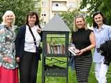 [FOTO] Nowa biblioteczka plenerowa stanęła na osiedlu Zawiszów. Jakiego patrona wybrano?