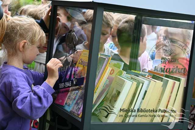 [FOTO] Nowa biblioteczka plenerowa stanęła na osiedlu Zawiszów. Jakiego patrona wybrano?