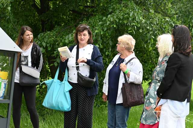 [FOTO] Nowa biblioteczka plenerowa stanęła na osiedlu Zawiszów. Jakiego patrona wybrano?