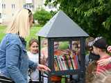 [FOTO] Nowa biblioteczka plenerowa stanęła na osiedlu Zawiszów. Jakiego patrona wybrano?