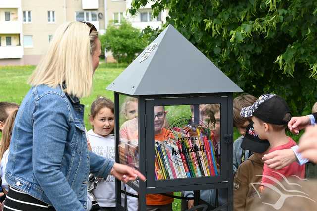 [FOTO] Nowa biblioteczka plenerowa stanęła na osiedlu Zawiszów. Jakiego patrona wybrano?