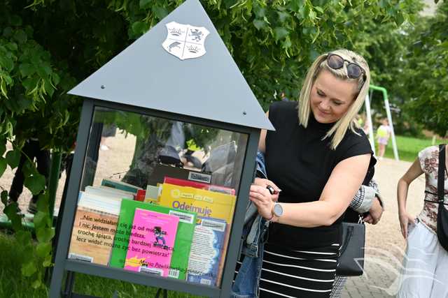 [FOTO] Nowa biblioteczka plenerowa stanęła na osiedlu Zawiszów. Jakiego patrona wybrano?