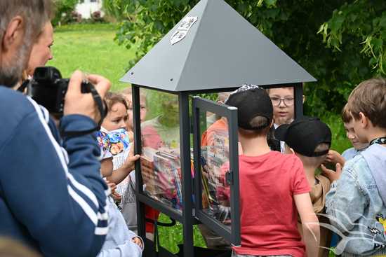 [FOTO] Nowa biblioteczka plenerowa stanęła na osiedlu Zawiszów. Jakiego patrona wybrano?