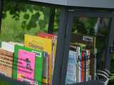 [FOTO] Nowa biblioteczka plenerowa stanęła na osiedlu Zawiszów. Jakiego patrona wybrano?