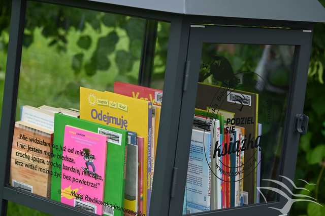 [FOTO] Nowa biblioteczka plenerowa stanęła na osiedlu Zawiszów. Jakiego patrona wybrano?
