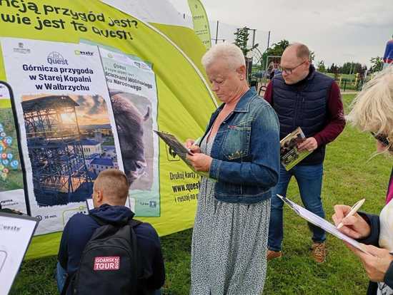 [FOTO] Zabawa połączona z odkrywaniem lokalnych perełek. Za nami otwarcie nowego questu w Bukowie