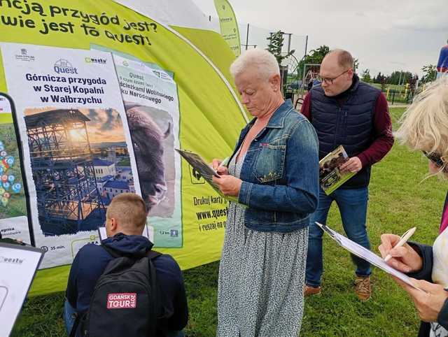 [FOTO] Zabawa połączona z odkrywaniem lokalnych perełek. Za nami otwarcie nowego questu w Bukowie