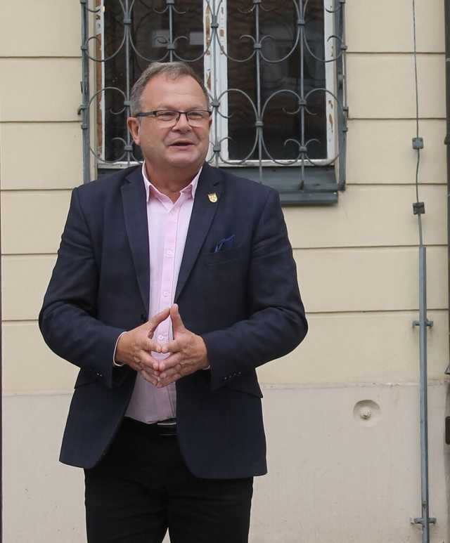 [FOTO] Tanecznym krokiem przez rynek. Uczniowie ze Świebodzic zatańczyli tradycyjnego poloneza