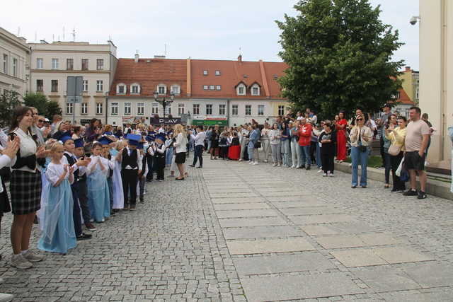 [FOTO] Tanecznym krokiem przez rynek. Uczniowie ze Świebodzic zatańczyli tradycyjnego poloneza