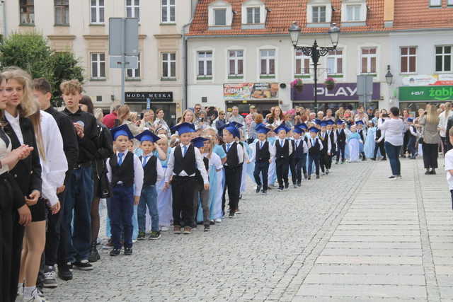 [FOTO] Tanecznym krokiem przez rynek. Uczniowie ze Świebodzic zatańczyli tradycyjnego poloneza
