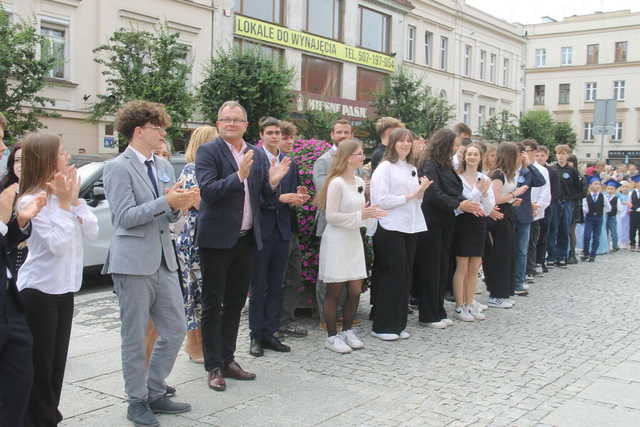 [FOTO] Tanecznym krokiem przez rynek. Uczniowie ze Świebodzic zatańczyli tradycyjnego poloneza