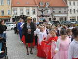 [FOTO] Tanecznym krokiem przez rynek. Uczniowie ze Świebodzic zatańczyli tradycyjnego poloneza