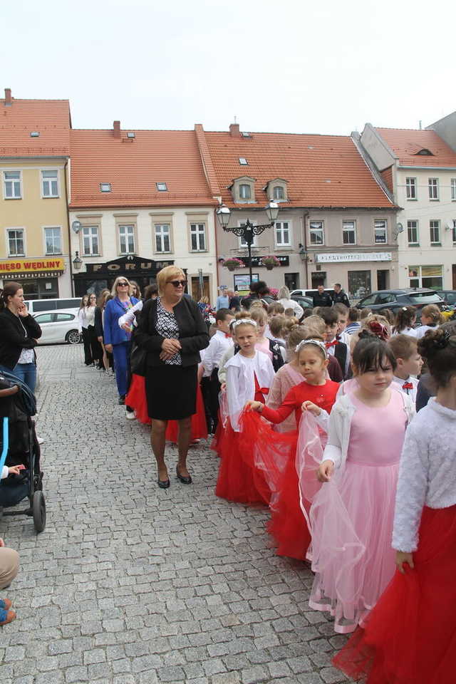 [FOTO] Tanecznym krokiem przez rynek. Uczniowie ze Świebodzic zatańczyli tradycyjnego poloneza