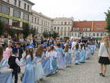 [FOTO] Tanecznym krokiem przez rynek. Uczniowie ze Świebodzic zatańczyli tradycyjnego poloneza