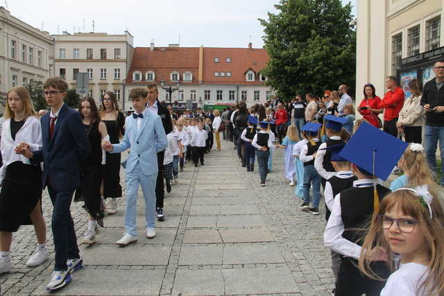 [FOTO] Tanecznym krokiem przez rynek. Uczniowie ze Świebodzic zatańczyli tradycyjnego poloneza