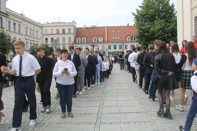 [FOTO] Tanecznym krokiem przez rynek. Uczniowie ze Świebodzic zatańczyli tradycyjnego poloneza
