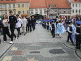 [FOTO] Tanecznym krokiem przez rynek. Uczniowie ze Świebodzic zatańczyli tradycyjnego poloneza