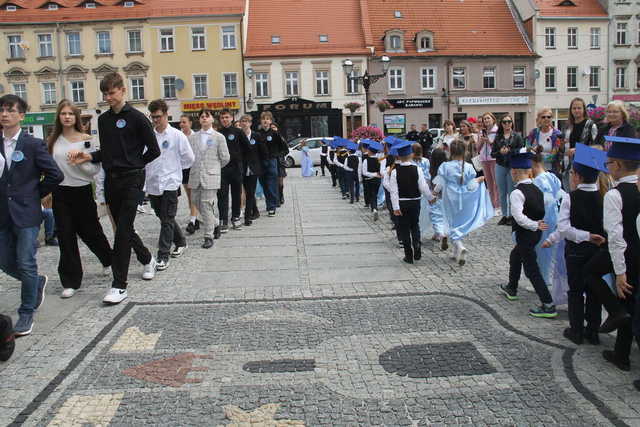 [FOTO] Tanecznym krokiem przez rynek. Uczniowie ze Świebodzic zatańczyli tradycyjnego poloneza