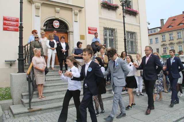 [FOTO] Tanecznym krokiem przez rynek. Uczniowie ze Świebodzic zatańczyli tradycyjnego poloneza