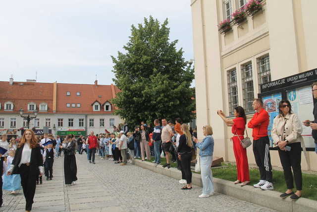 [FOTO] Tanecznym krokiem przez rynek. Uczniowie ze Świebodzic zatańczyli tradycyjnego poloneza