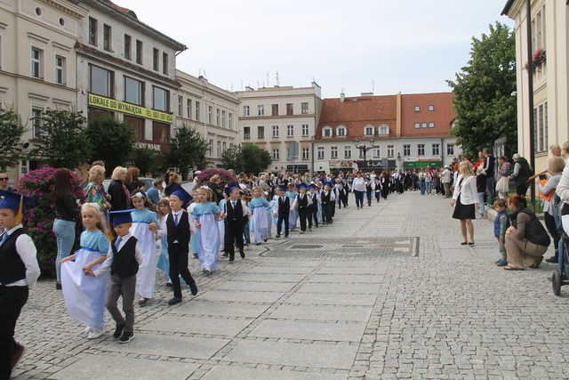 [FOTO] Tanecznym krokiem przez rynek. Uczniowie ze Świebodzic zatańczyli tradycyjnego poloneza