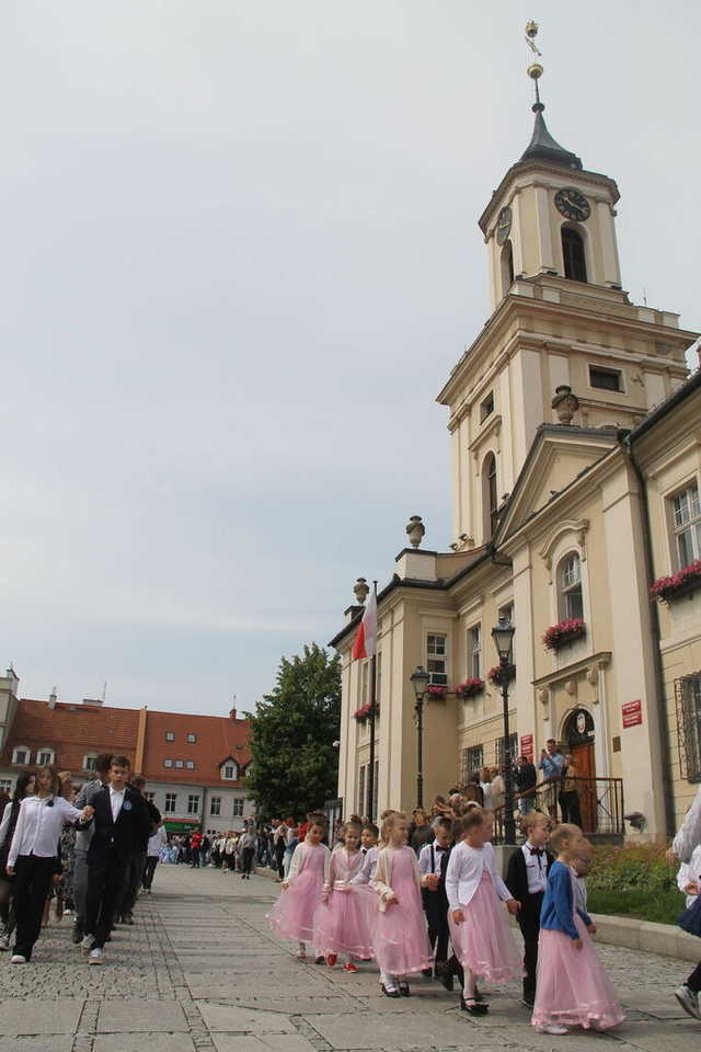 [FOTO] Tanecznym krokiem przez rynek. Uczniowie ze Świebodzic zatańczyli tradycyjnego poloneza