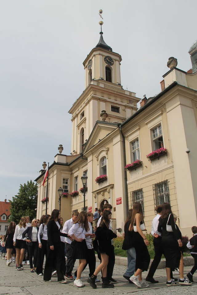 [FOTO] Tanecznym krokiem przez rynek. Uczniowie ze Świebodzic zatańczyli tradycyjnego poloneza