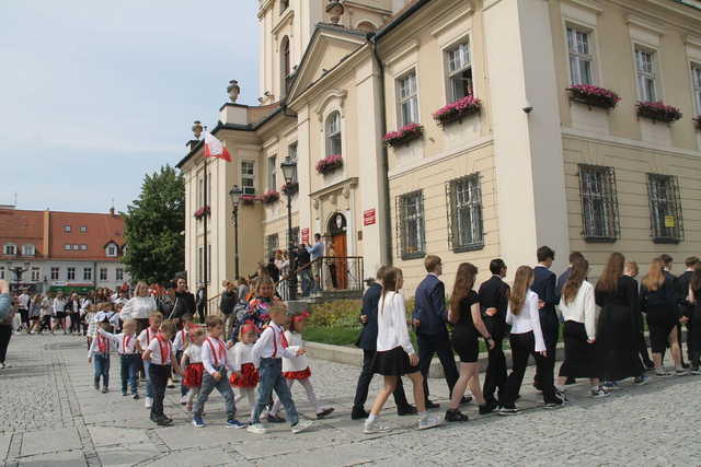 [FOTO] Tanecznym krokiem przez rynek. Uczniowie ze Świebodzic zatańczyli tradycyjnego poloneza